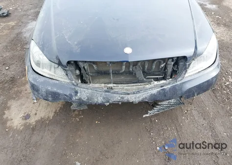 2013 Mercedes-Benz C 300 Sport 4Matic z USA, uszkodzony, nr VIN WDDGF8AB0DR270347